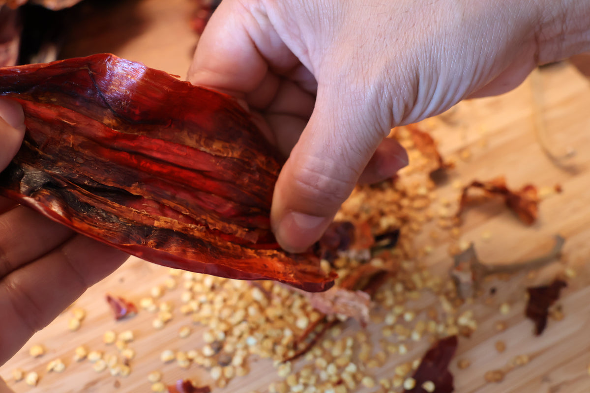 getrocknete Chilis entkernen