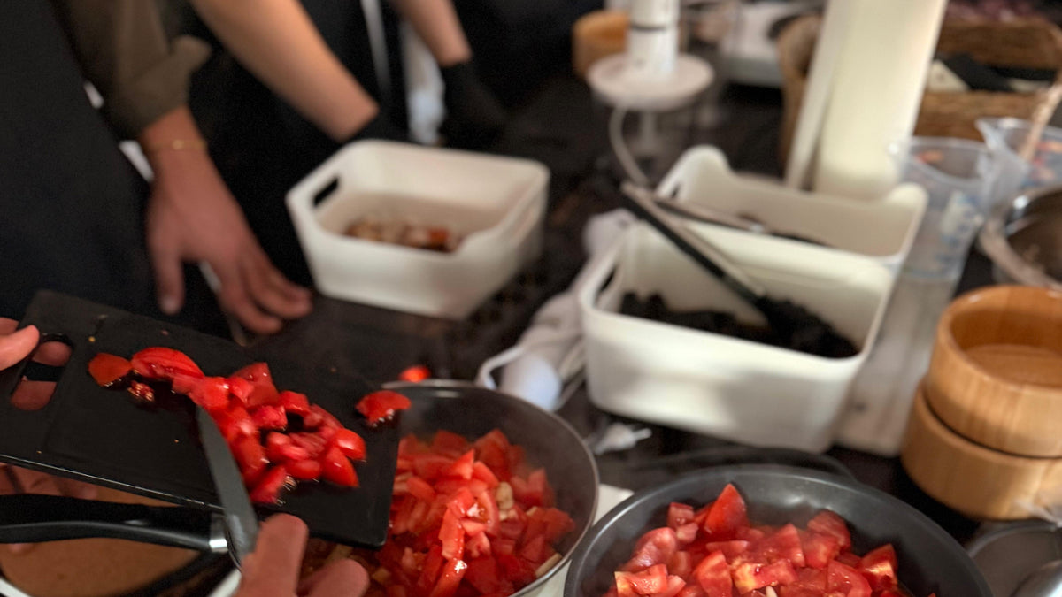 Ein mexikanisches Gericht wird mit vorbereiteten Chilis und weiteren Zutaten gekocht